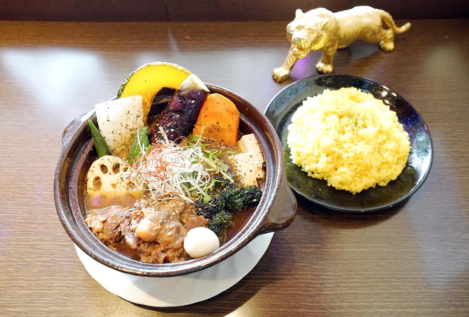 푸짐한 '통통 쇠고기 힘줄 야채 카레'(JPY1500)는 천천히 끓인 쇠고기 힘줄과 야채를 듬뿍 사용한 요리입니다.