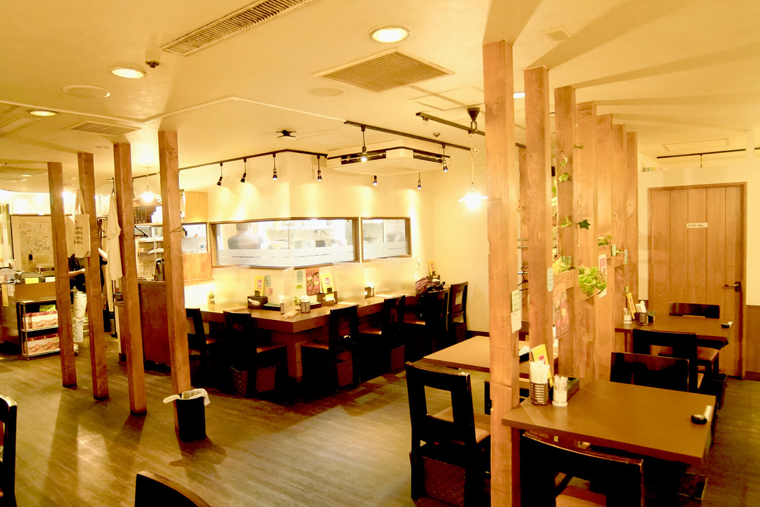 가게에는 카운터 석과 테이블 석이 있어 느긋하게 식사를 즐길 수 있습니다