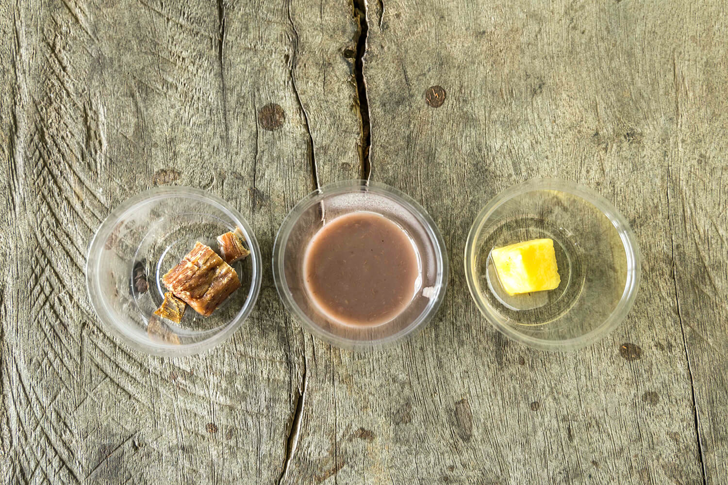 Aloha Aina 之旅包括品嚐美食。 燻製鰹魚、芋頭、鳳梨。