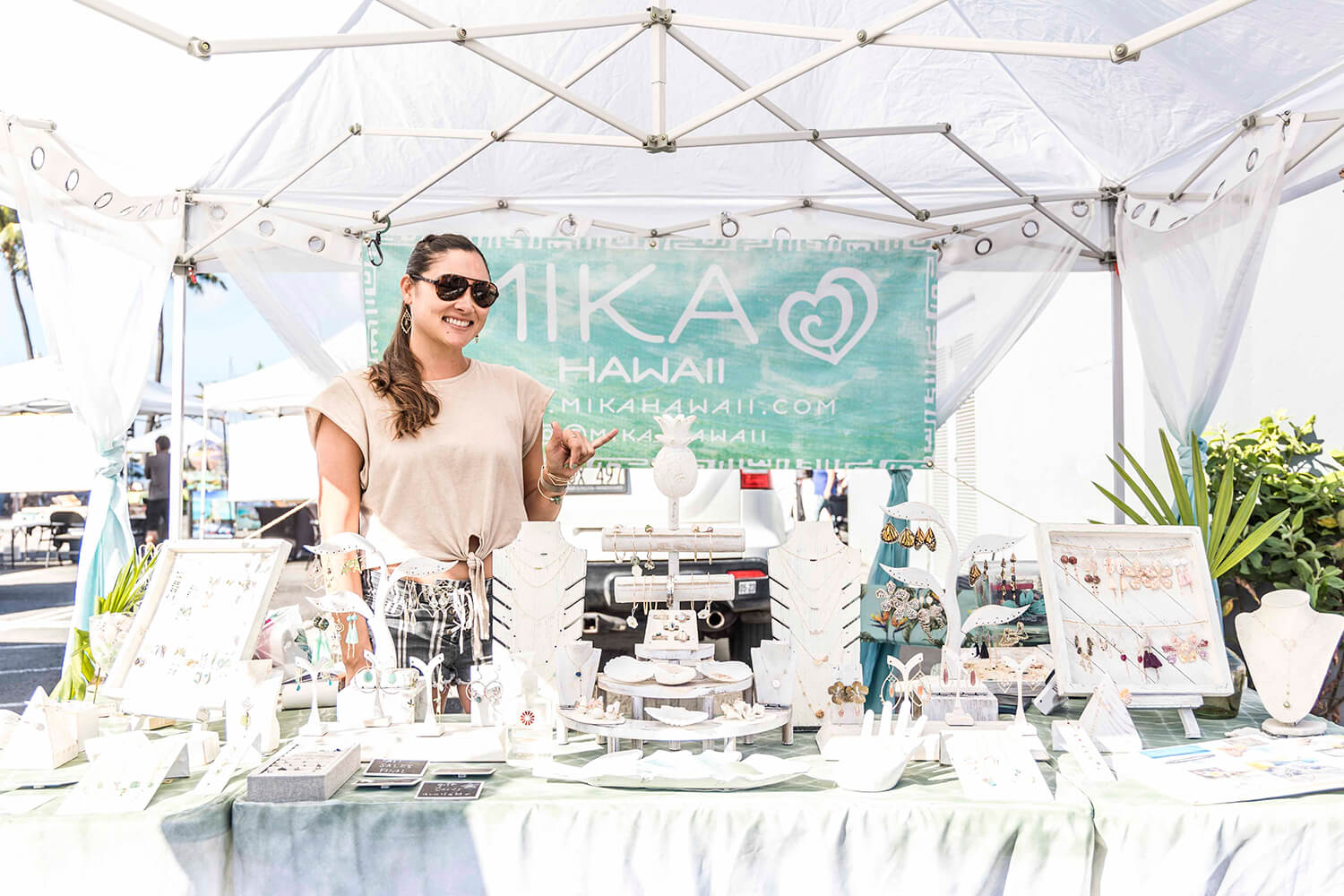 充滿夏威夷海灘生活的商店。