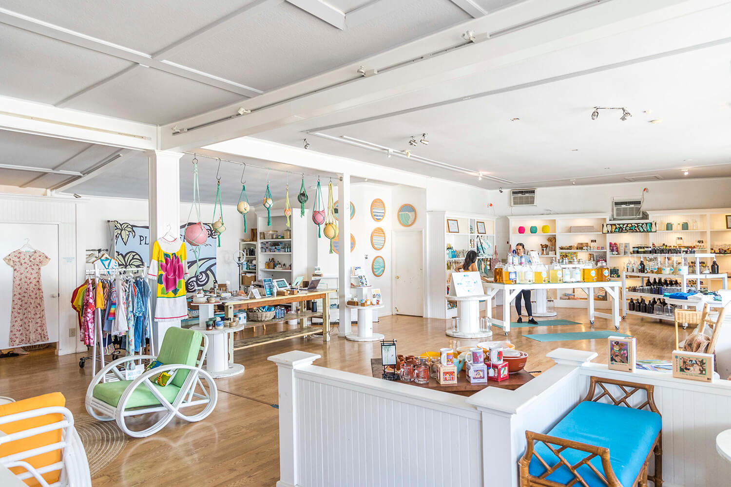 這是一家時尚的商店，精心挑選的產品以有品位的方式擺放。