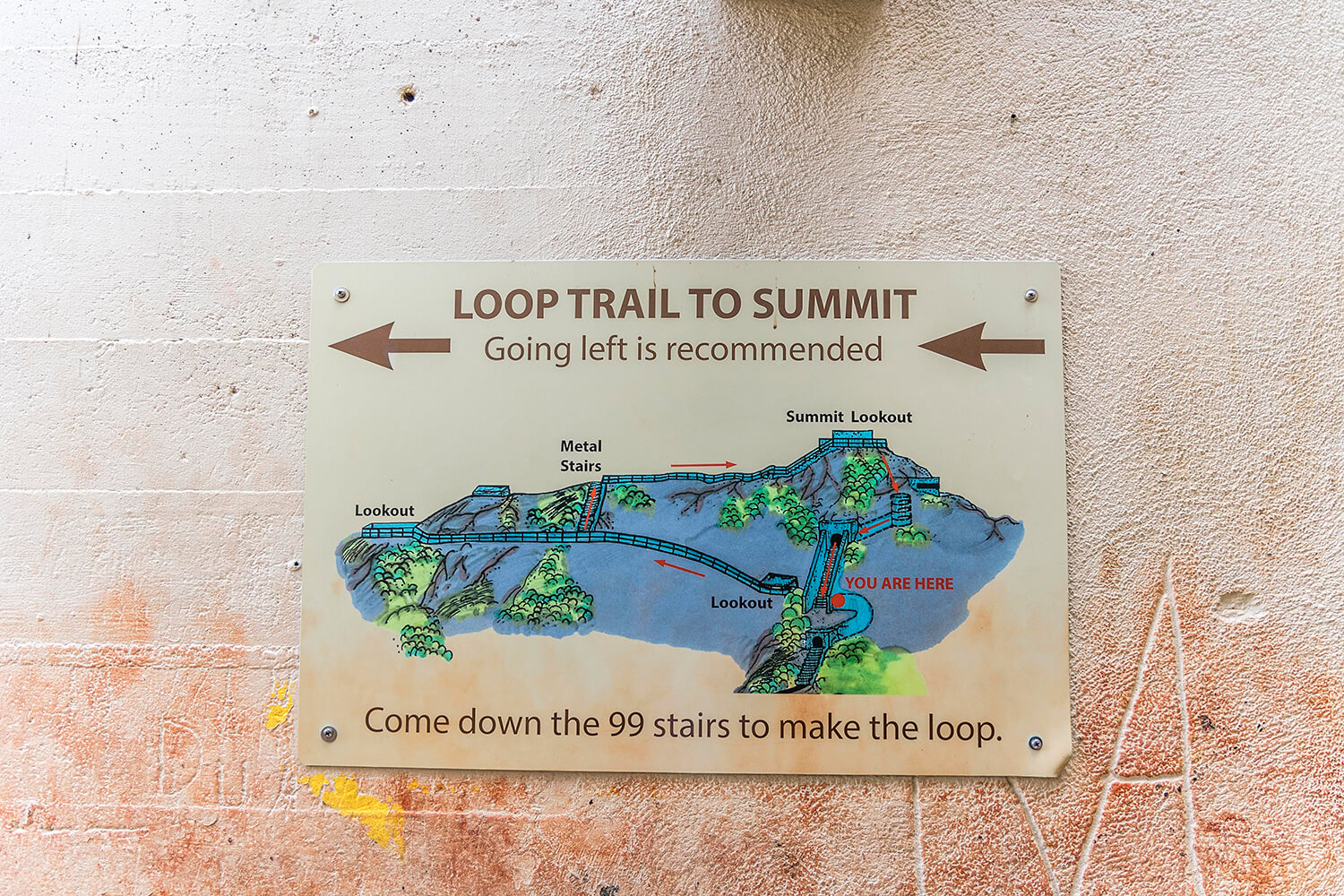 顯示繞行到山頂的地圖。 建議下99級台階。