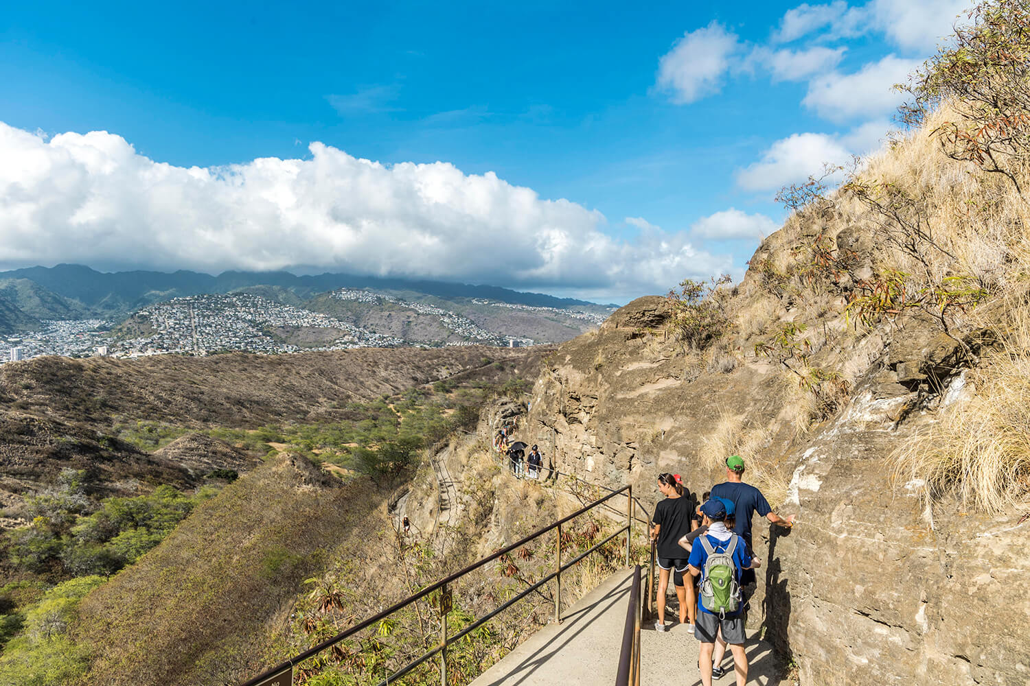 還有一些幸運的日子，雲層籠罩在山上，當傍晚的陽光照射到充滿水分的空氣時，彩虹就會出現。