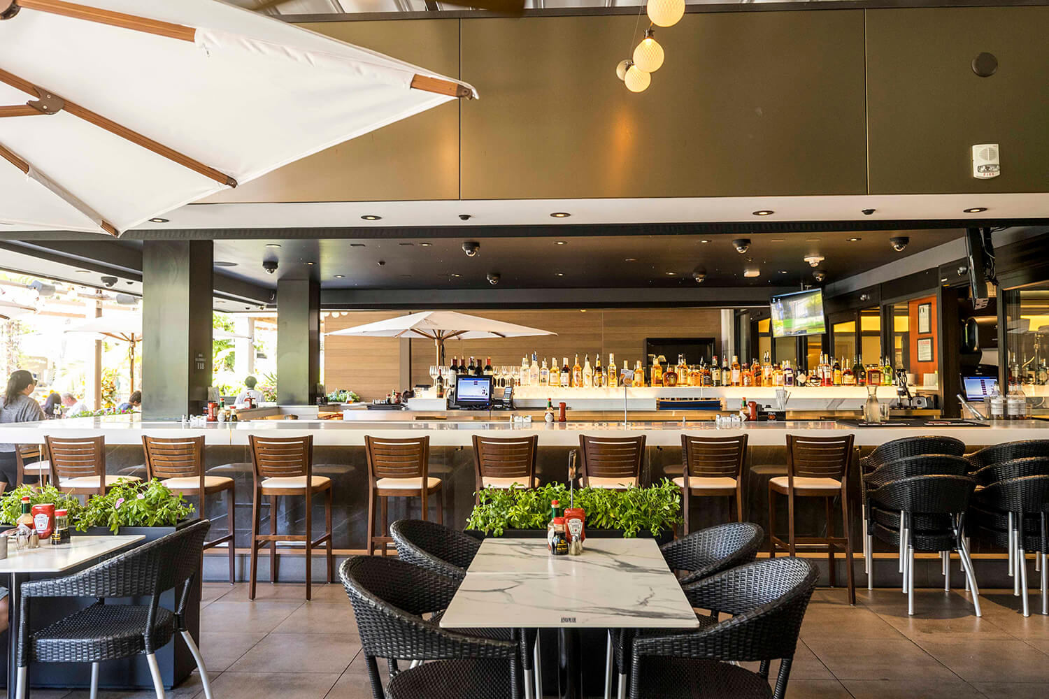 室内露天用餐区设有带吧台的用餐区。