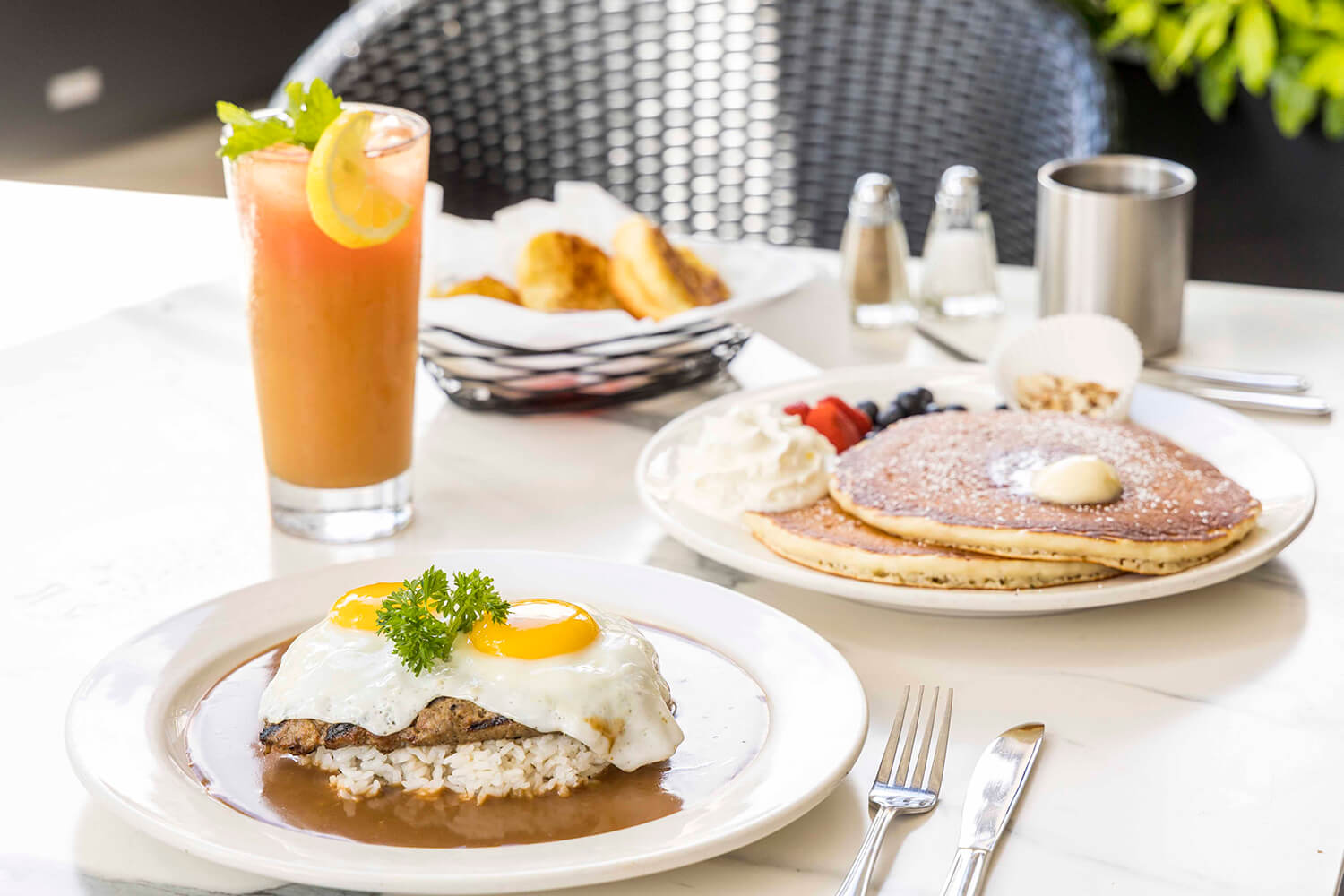 露天座位进一步提升了当地氛围。