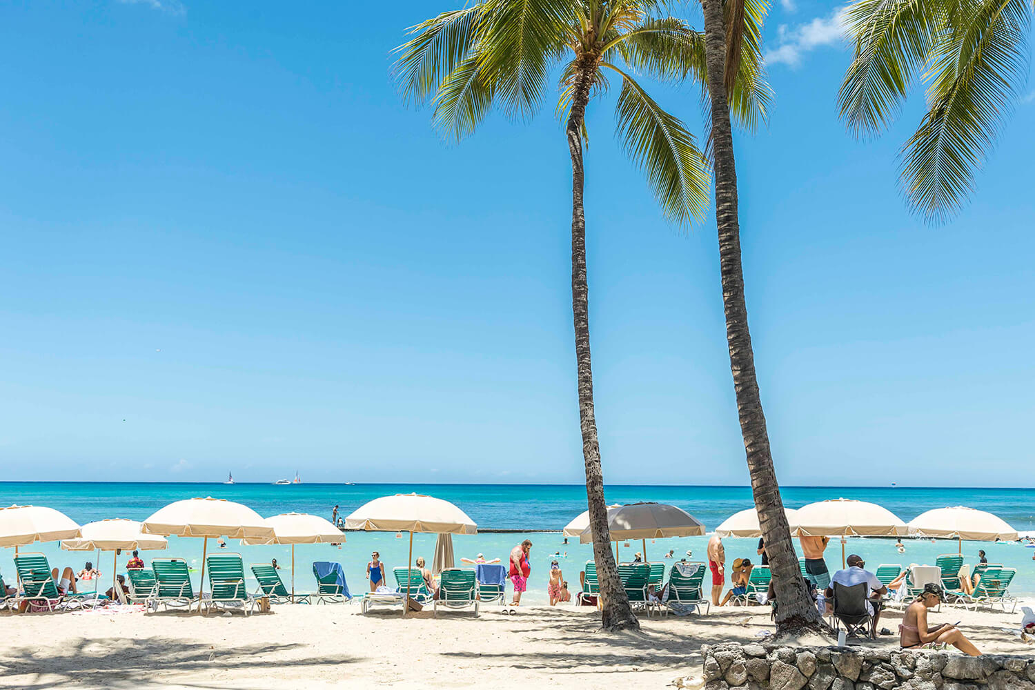 在威基基的海滩摊位，您可以按小时租用雨伞和其他物品。