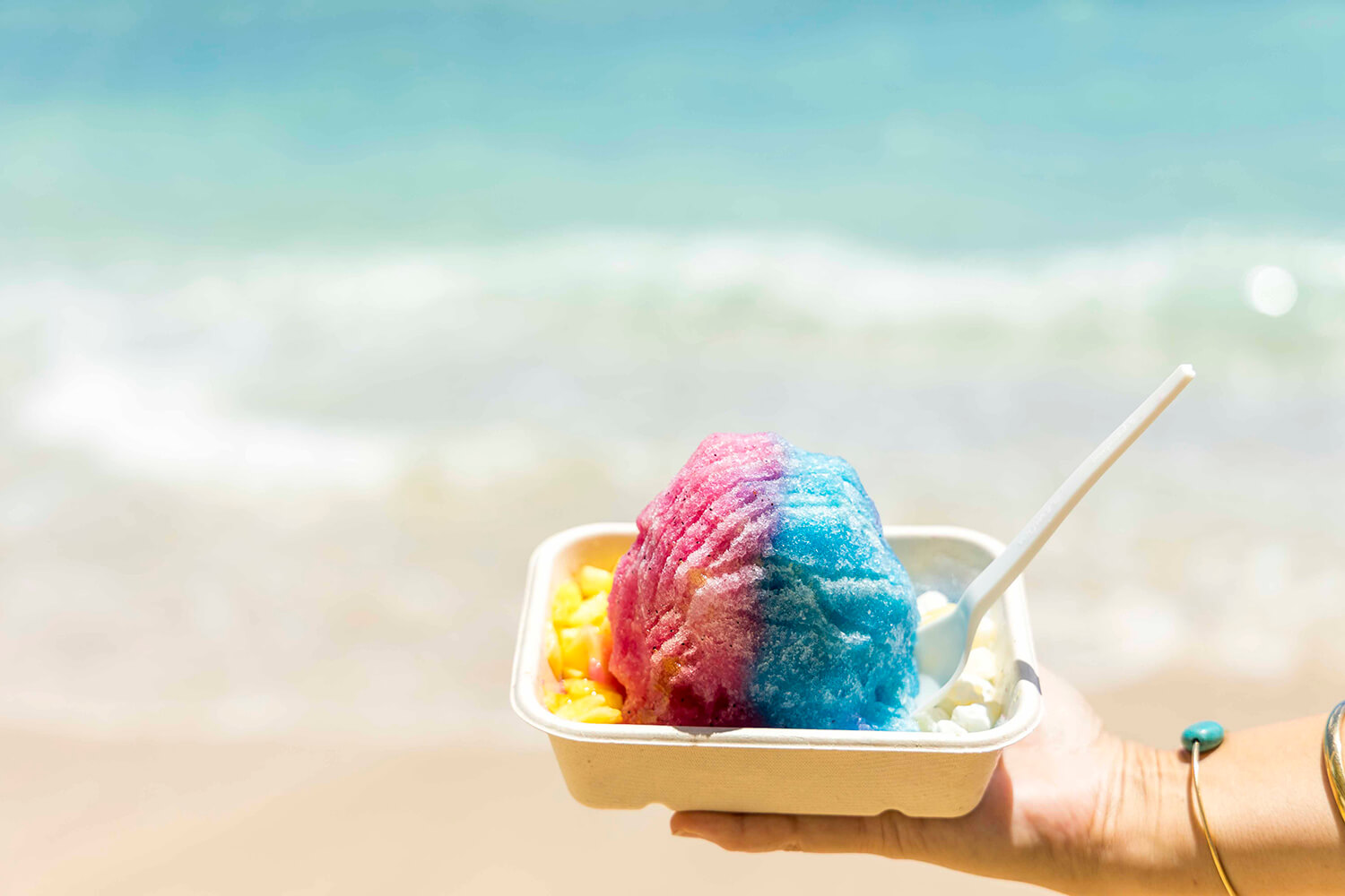 在沙滩上吃的刨雪冰淇淋最好吃！ “蓝龙”配火龙果糖浆 10 美元。