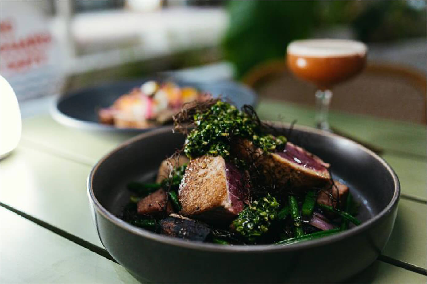 所有菜肴均采用当地食材烹制而成，新鲜美味。 「炙烤阿希」$34。