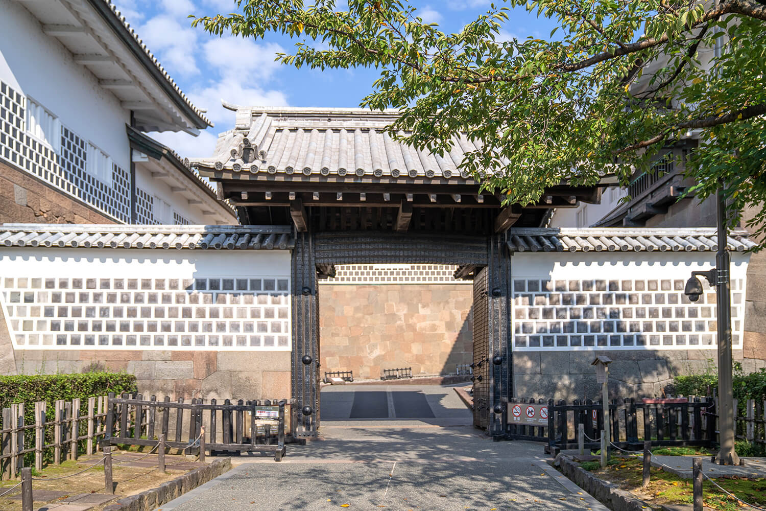 石川門是連接兼六園和金澤城公園的入口