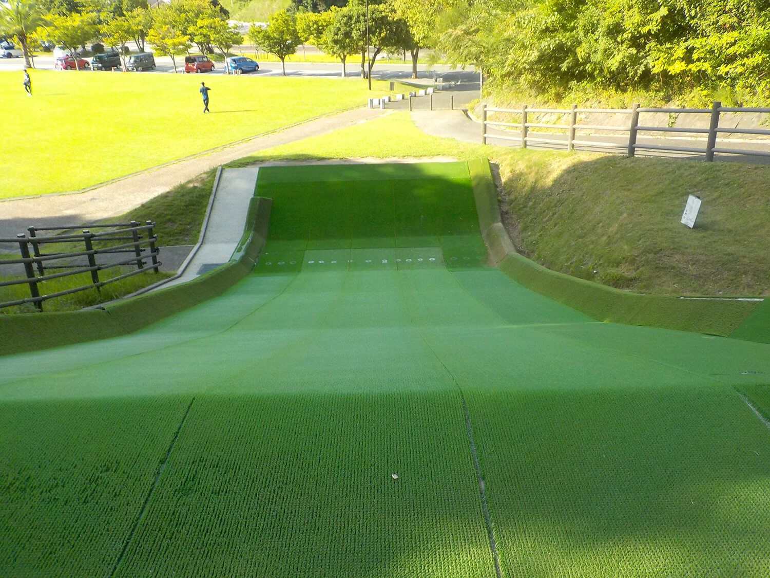 可以享受滑草的“Chibikko Slope”。 由於是人造草皮，所以無論什麼季節都可以玩。