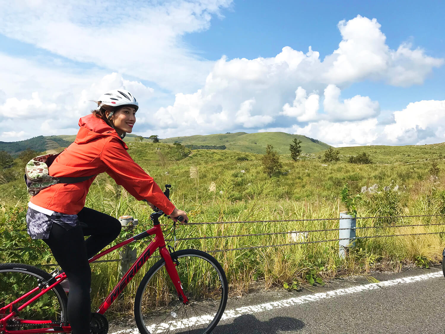 一邊騎自行車一邊欣賞秋吉台雄偉的喀斯特高原非常受歡迎。 16：30前無限次租借自行車