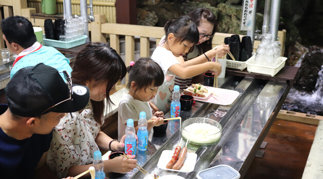 用天然水製成的素麵水槽深受各個年齡段的男女歡迎。 菜單上還有法蘭克福香腸和烤雞肉串等小吃。