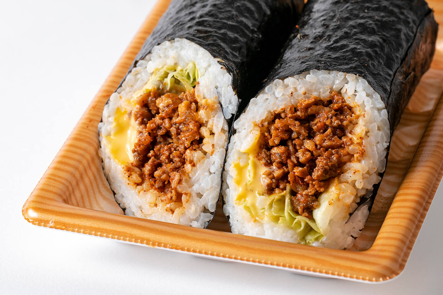 厚厚的捲子裡充滿了配料，吃起來很滿足。