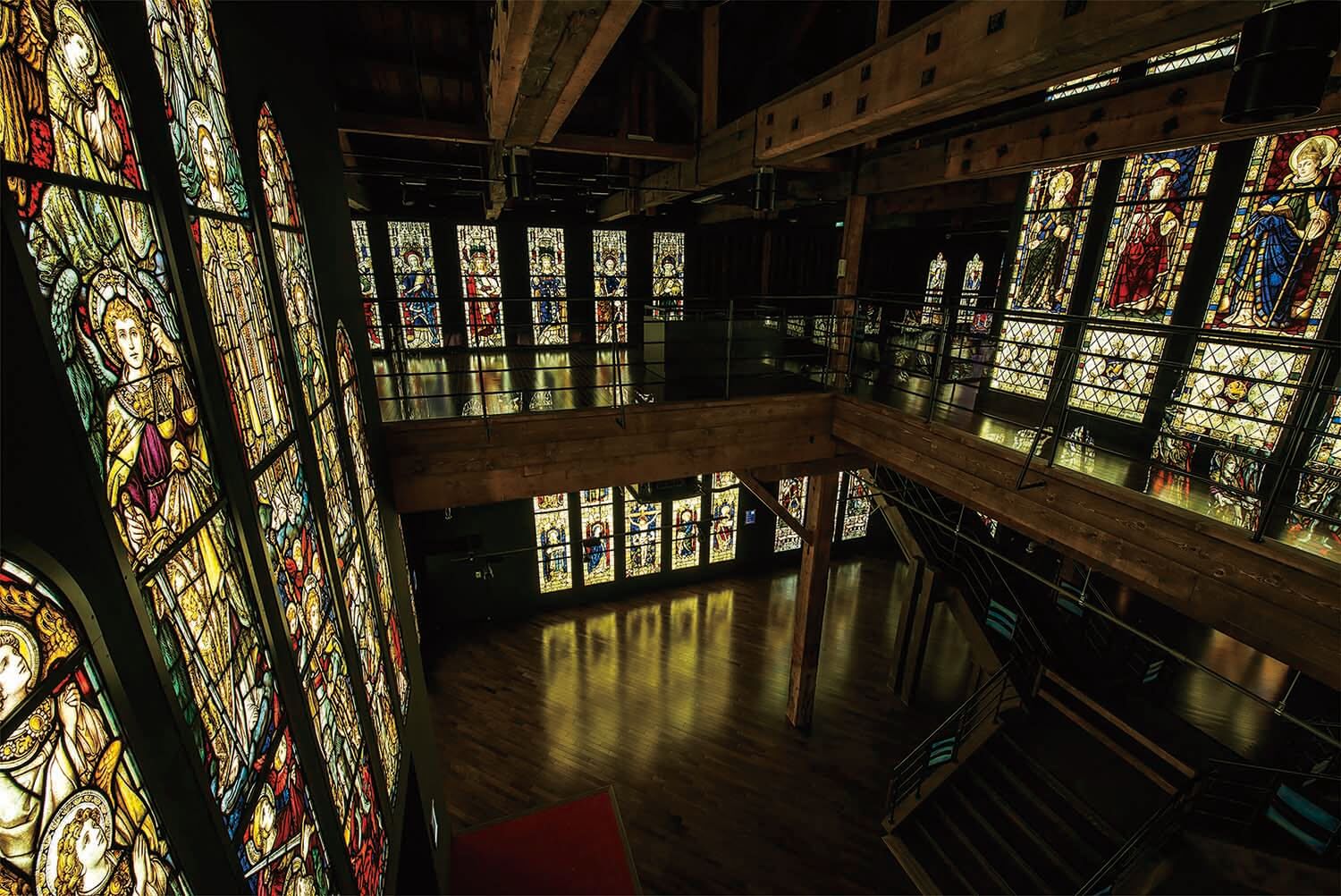 在彩色玻璃燈光下，雄偉的空間令人嘆為觀止。