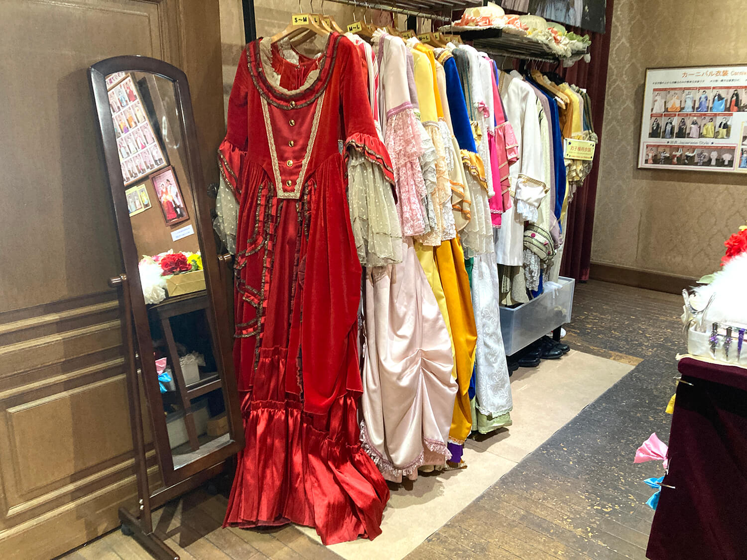 一系列華麗的服裝，讓人想起宮廷文化蓬勃發展的 18 世紀意大利