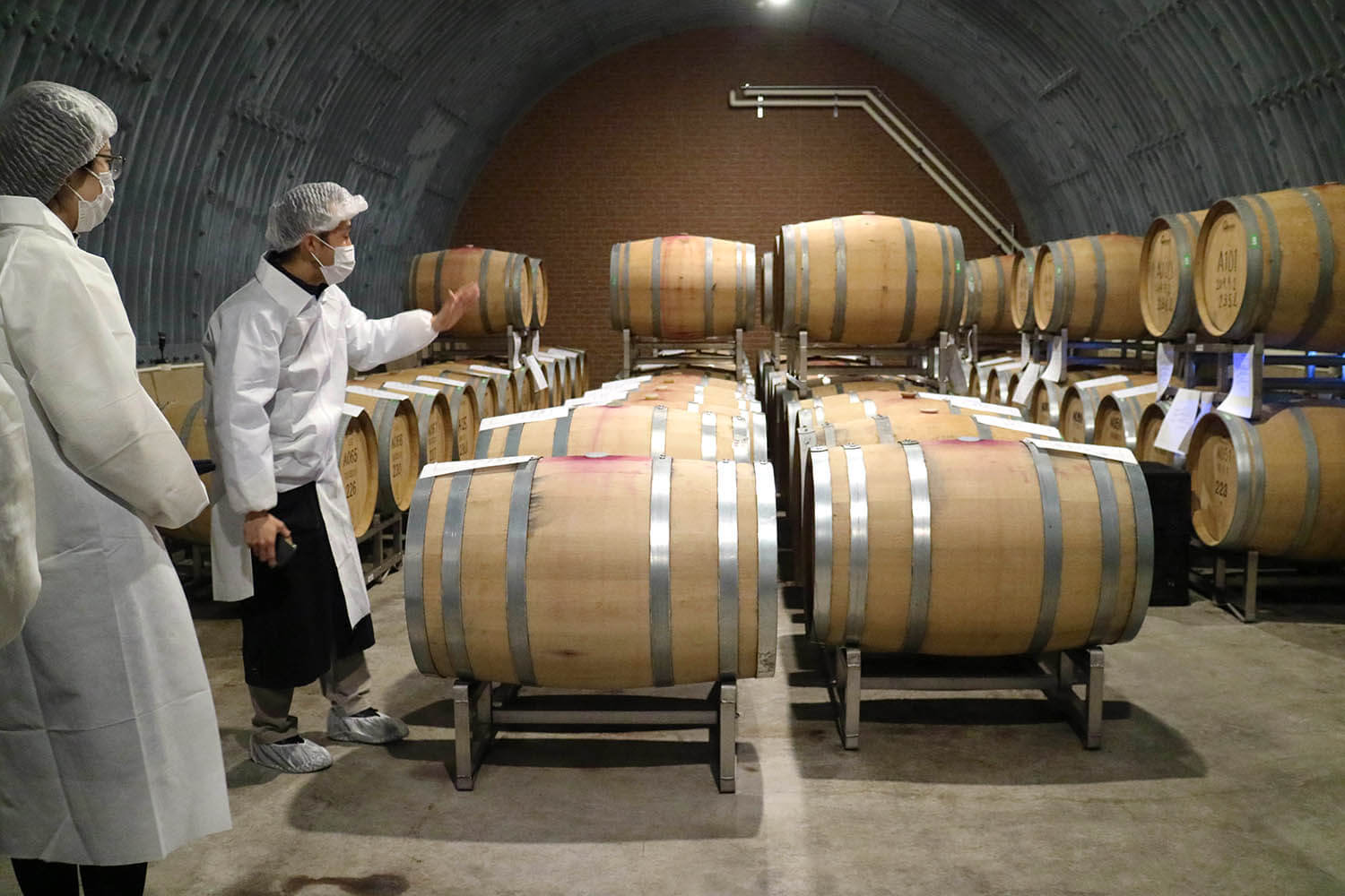 參觀工廠，同時聽酒莊服務人員的說明