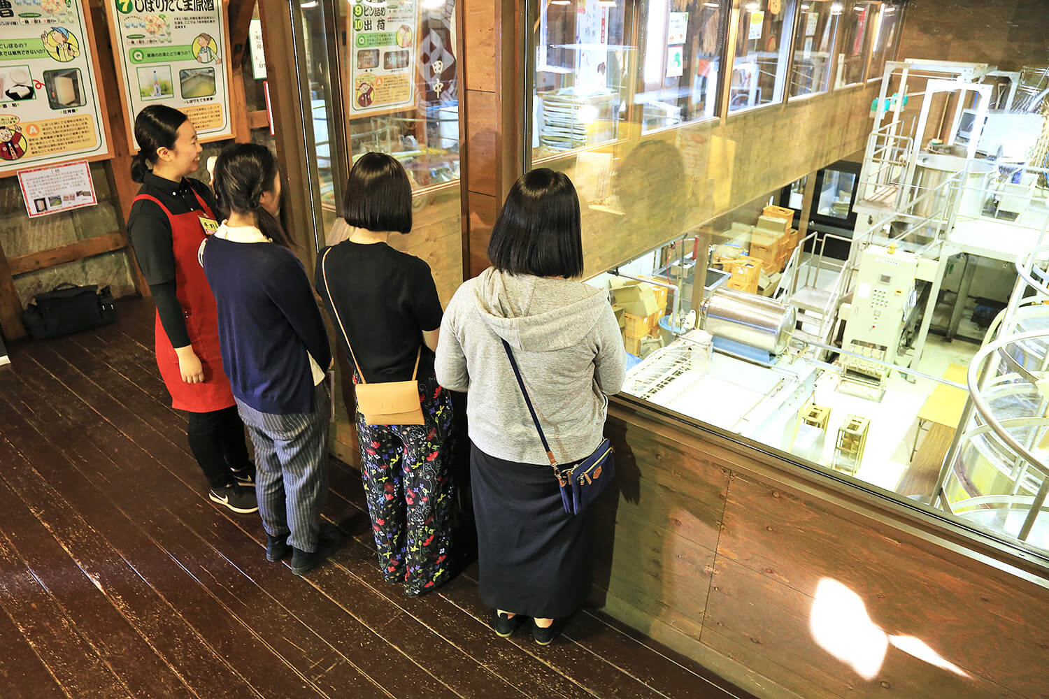 如果你詢問店服務人員，也可以得到說明（暫時免費導覽以防新冠病毒擴散）