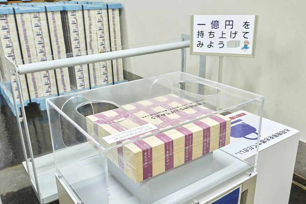 還有一個角落，可以舉起價值1億日元的複製品並感受重量（目前因傳染病對策而暫停）