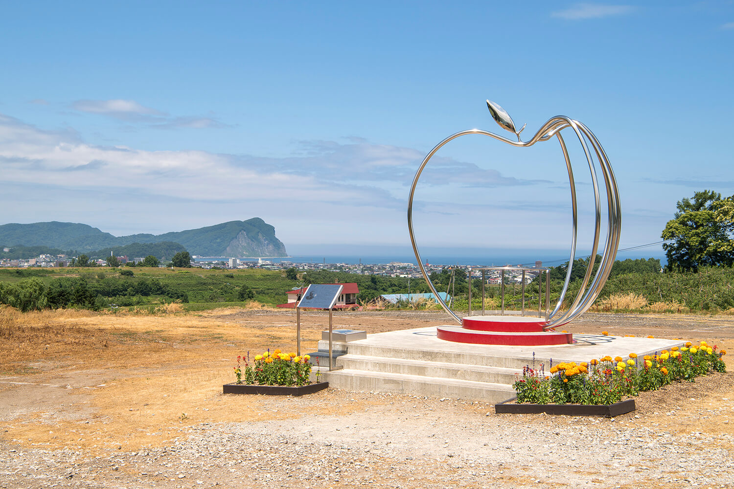 紀念碑“透明蘋果”，可以以余市的海天為背景拍攝紀念照