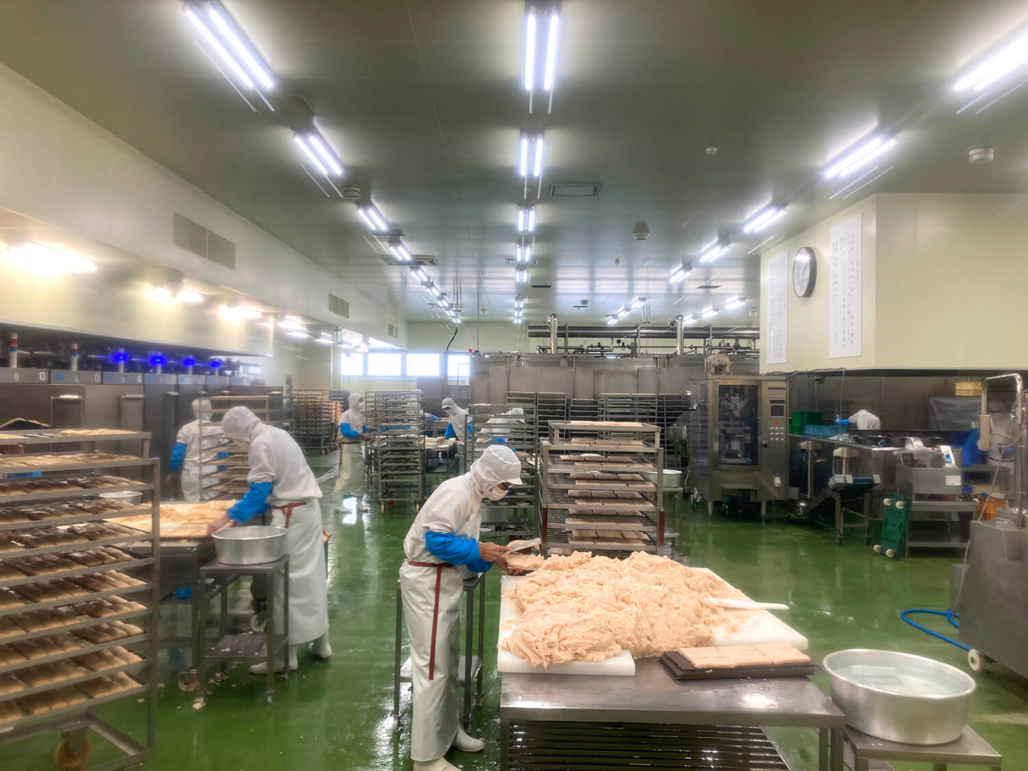 仔細看看魚餅製作的背後。 精湛的工藝讓兒童和成人都參與其中