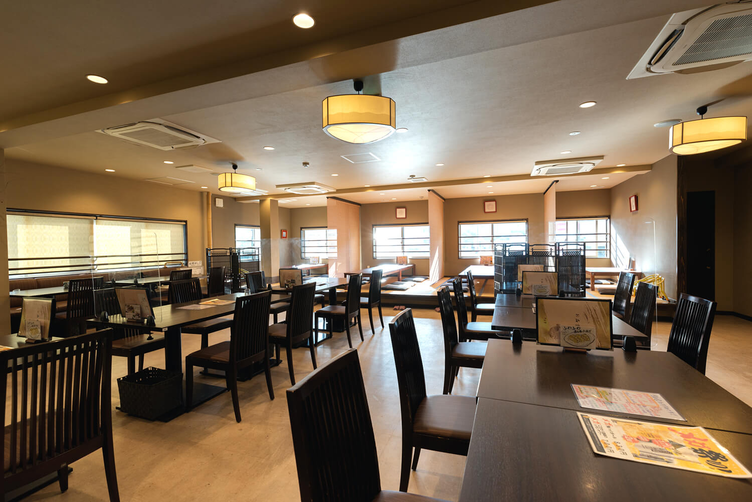 該店於令和元年搬遷開業，空間寬敞舒適