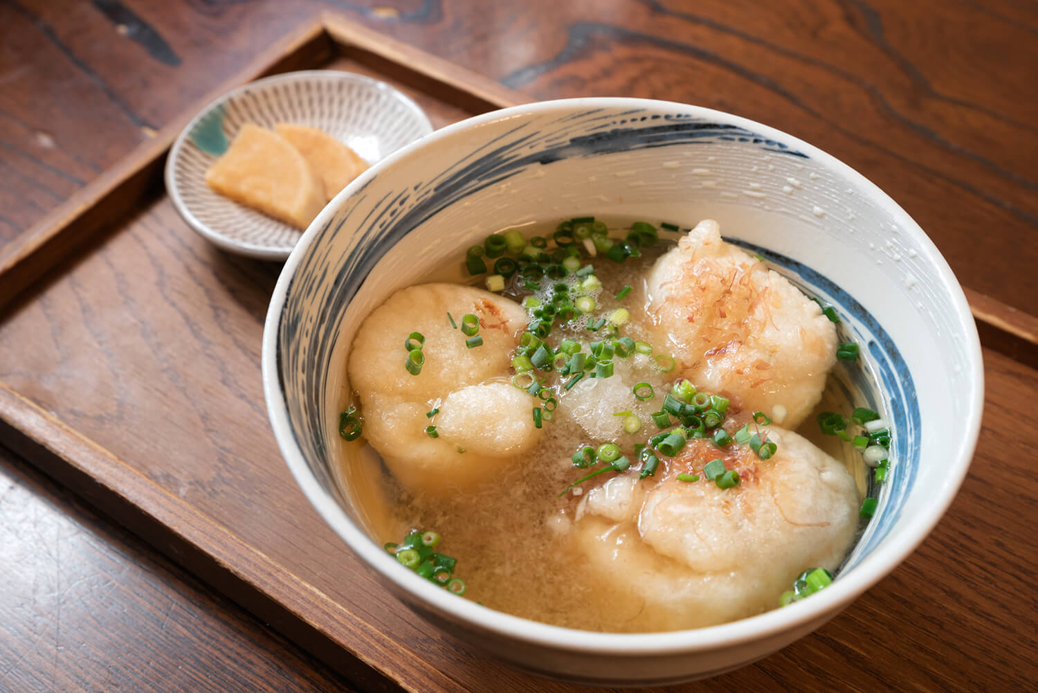 份量十足但很容易吃的「炸麻糬壽司湯」（700日圓）