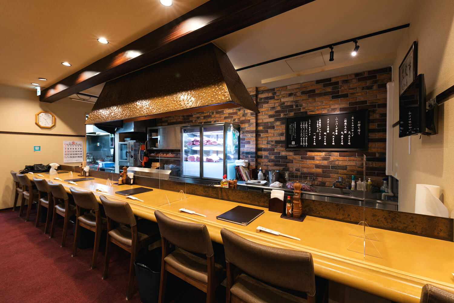 別緻的內飾鋪有地毯。 吧台和桌子都是可以舒適地坐著的空間