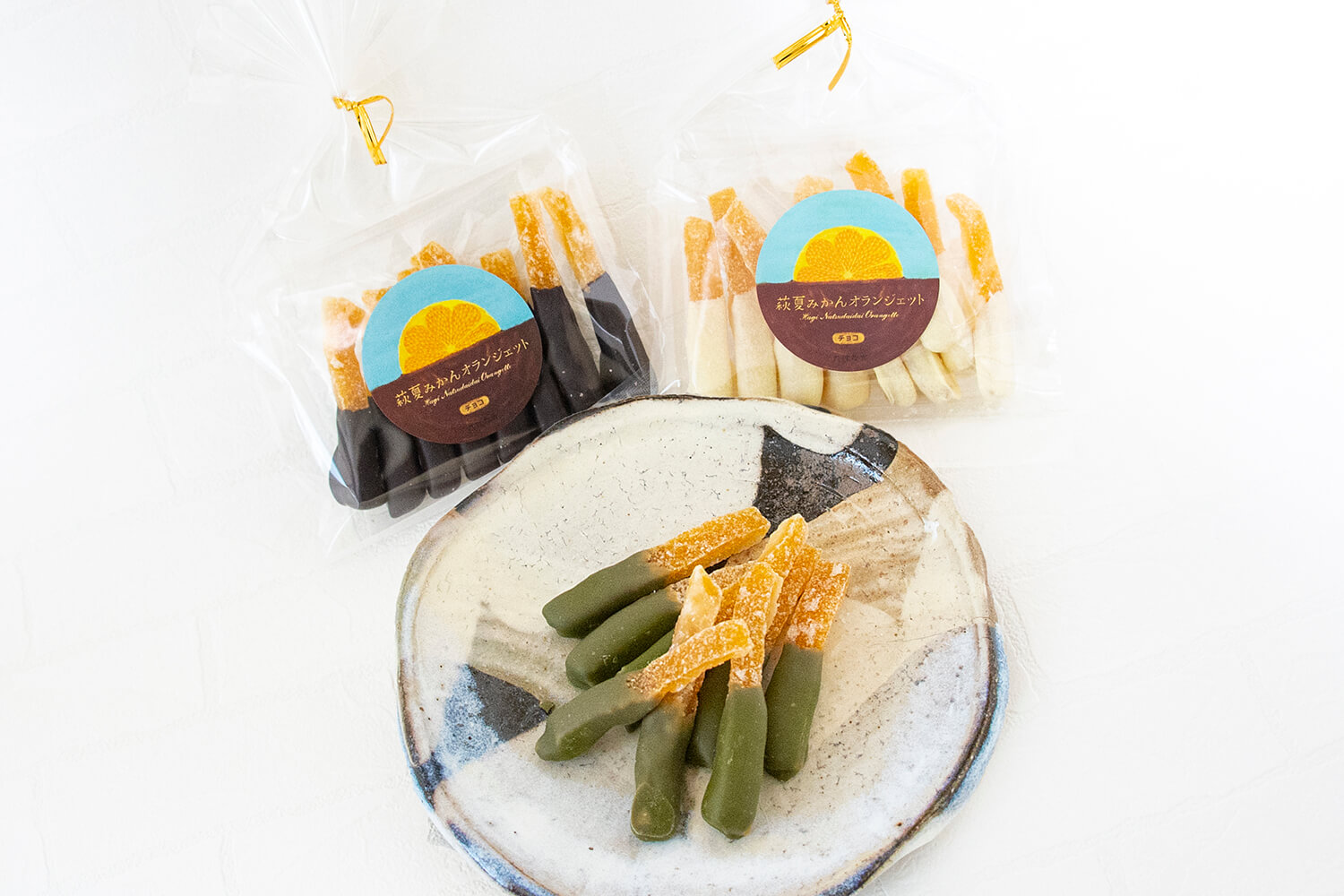 「夏季橘子」有三種類型：黑巧克力、白巧克力（各590日元）和新抹茶巧克力（660日元）