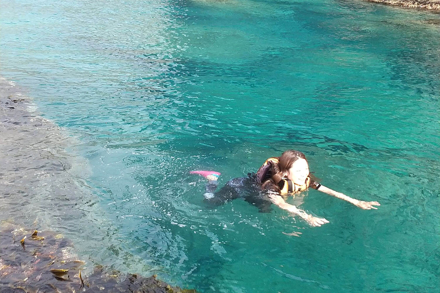  The clear blue waters of the Shiotani Coast are perfect for photos. The guide staff/staff member will take pictures of you during your Experience.