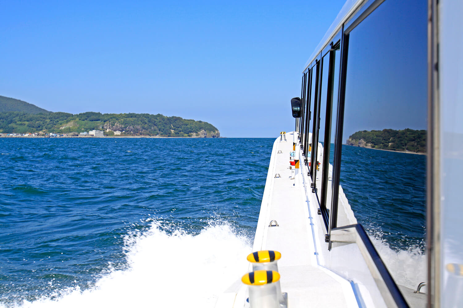  Enjoy the scenic view of Otaru from the sea, created by the rough waves of the Sea of Japan.