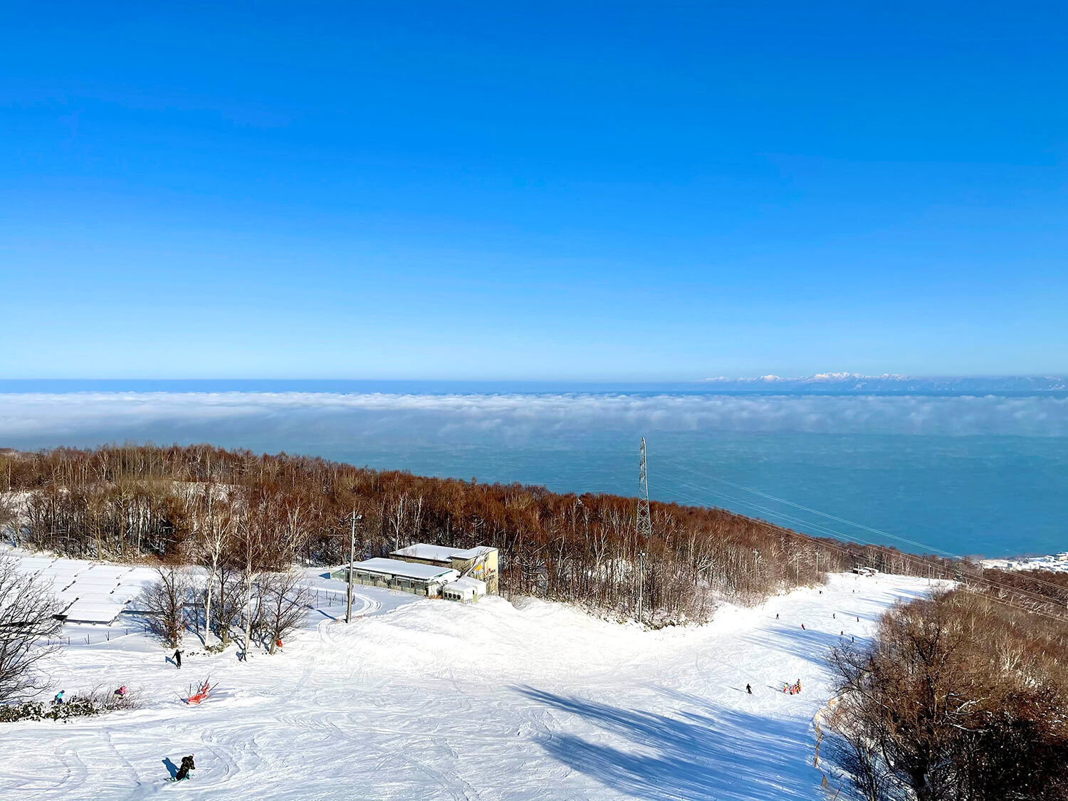 地理位置優越，石狩灣盡收眼底。 在日本，如此靠近大海的斜坡是罕見的