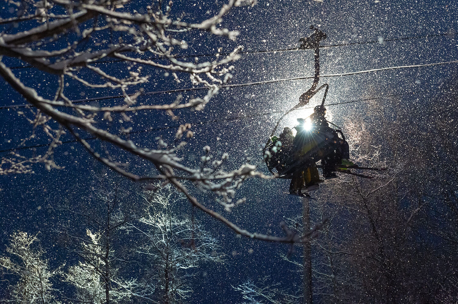 LED夜間照明照亮滑雪場，即使在日落後也能提供良好的視野和舒適感