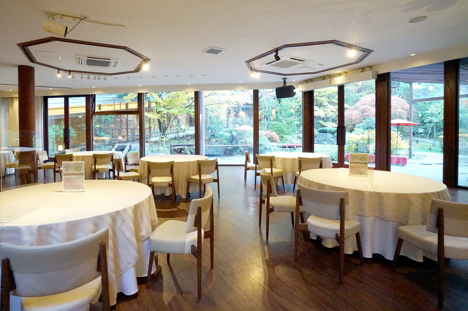 一邊欣賞花園美景，一邊用餐，感受四季的絢麗景色，最放鬆