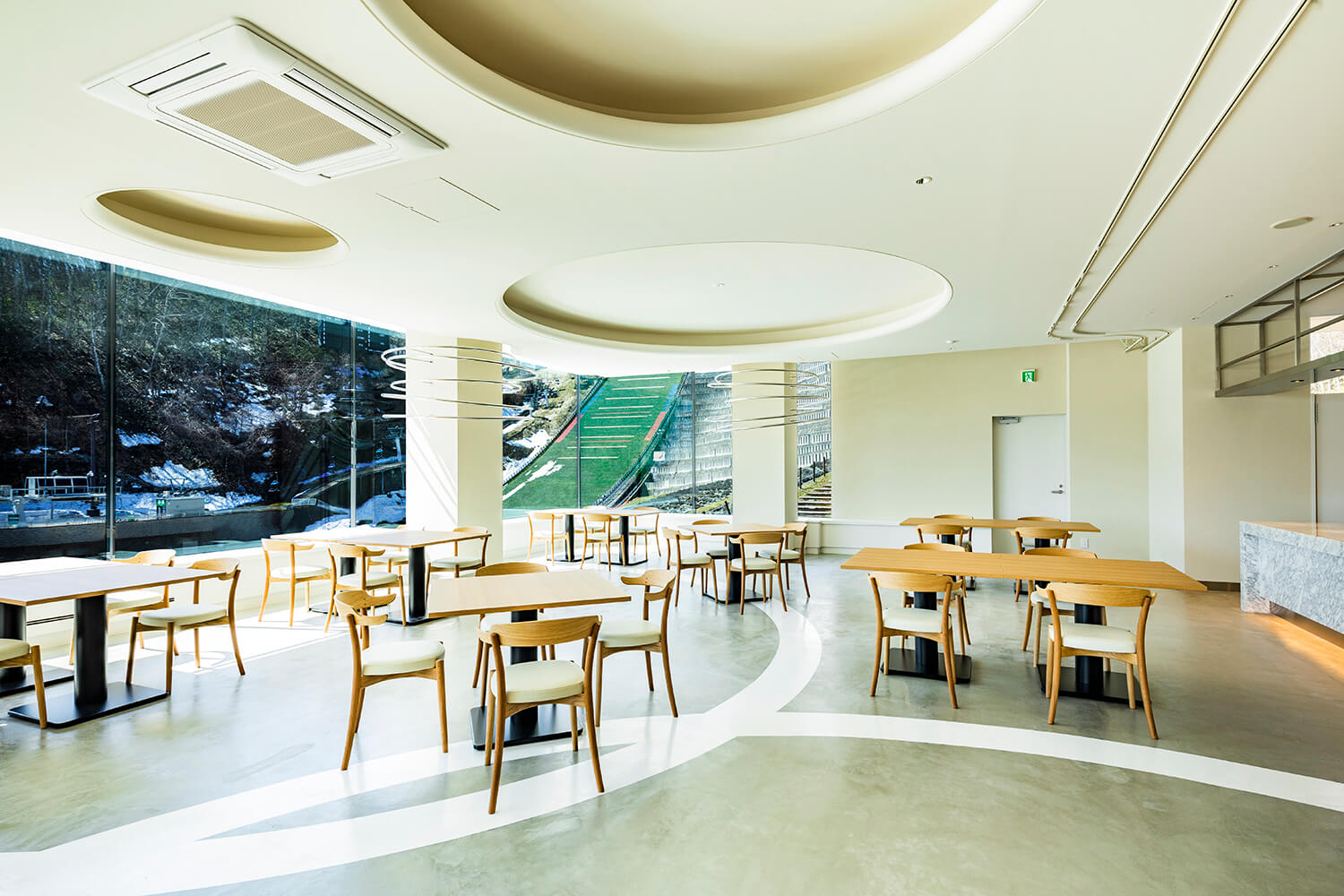 店內環境舒適，窗戶寬闊，可以俯瞰跳台，非常適合享受優雅的午餐