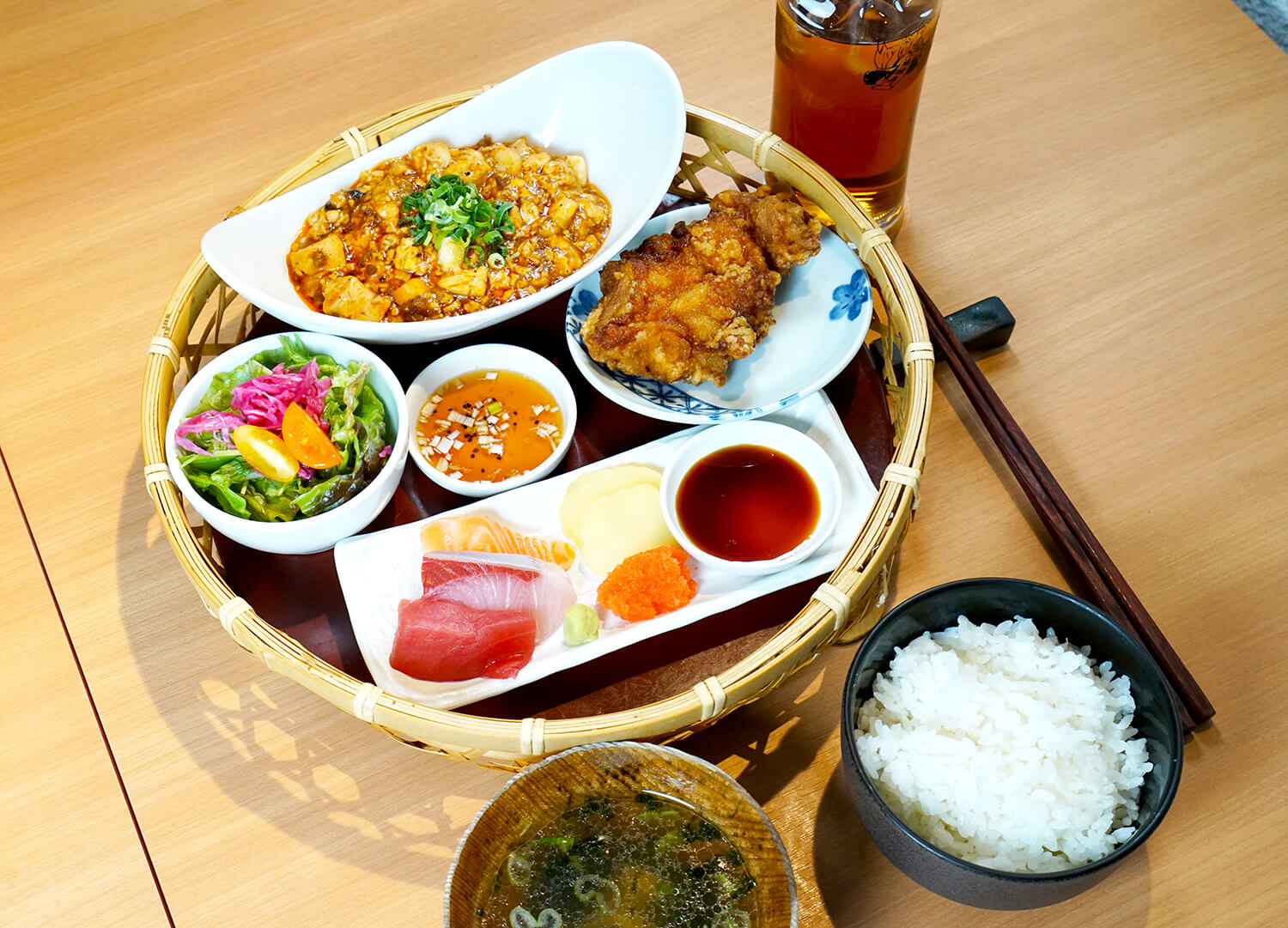 人氣菜單「海鮮麻婆豆腐定食」（JPY1180）以海鮮的脆脆和鮮味令人難以抗拒。