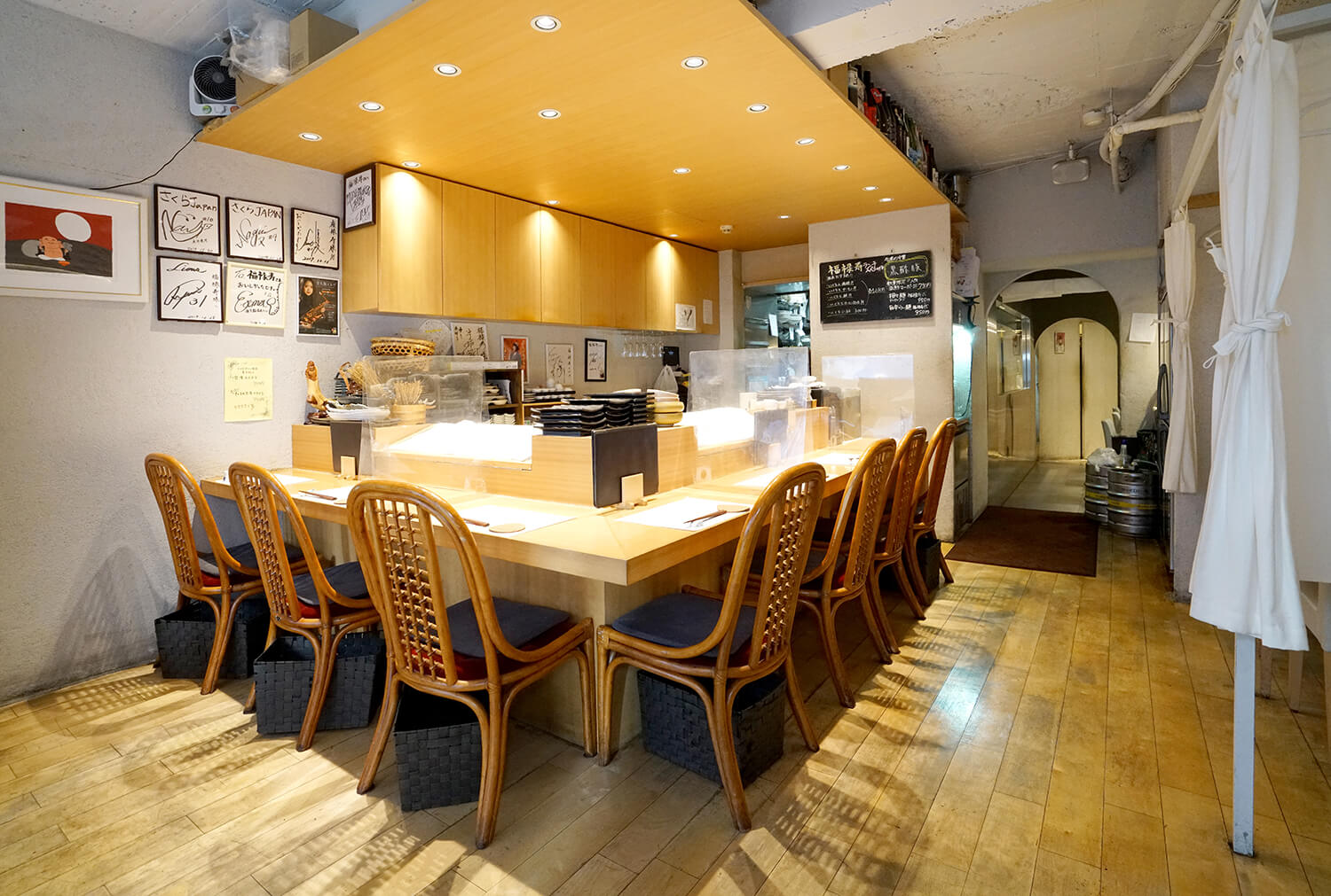 餐廳還設有主廚拿著壽司，而常客們則在吃炒麵的獨特景象