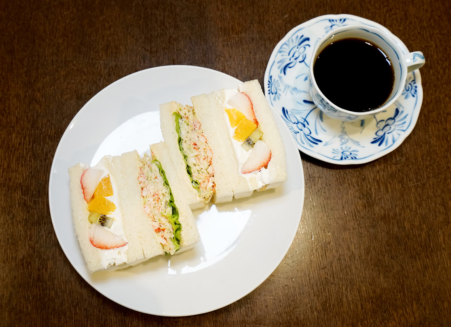 帝王蟹的風味和淡淡的水果甜味相結合，是最好的「塔拉巴加尼和水果」（990日圓）