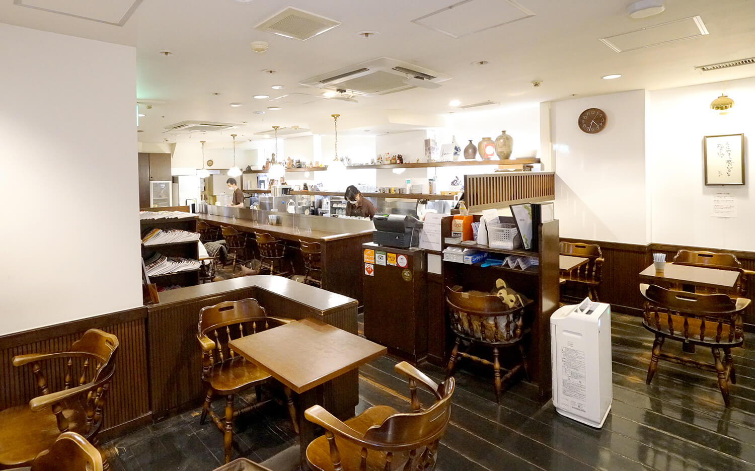 店內充滿了懷舊的溫暖，可以一邊悠閒地聊天，一邊品嚐美味的三明治