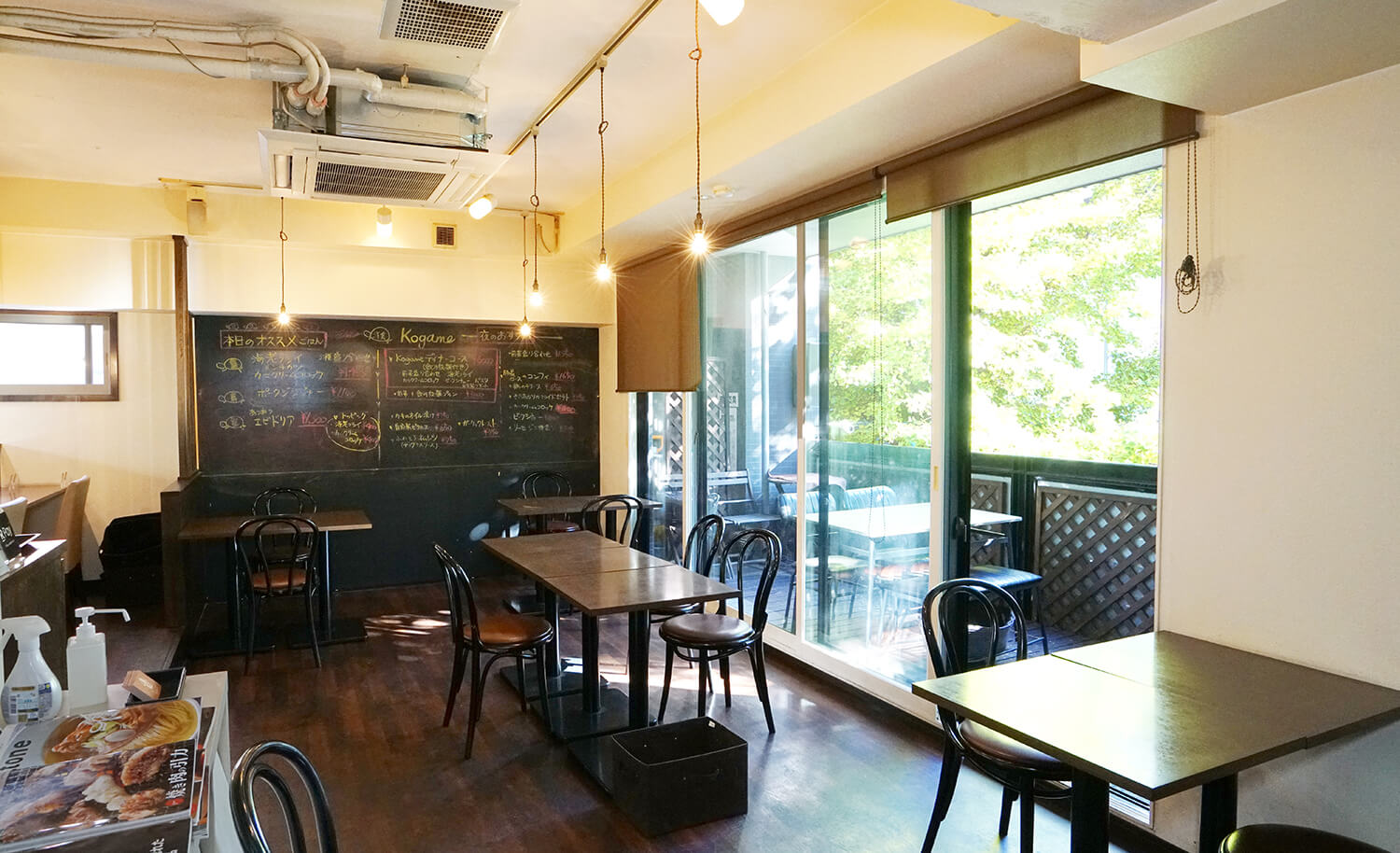 在清爽的季節，在露臺座位上一邊欣賞銀杏樹一邊享用美食也很棒