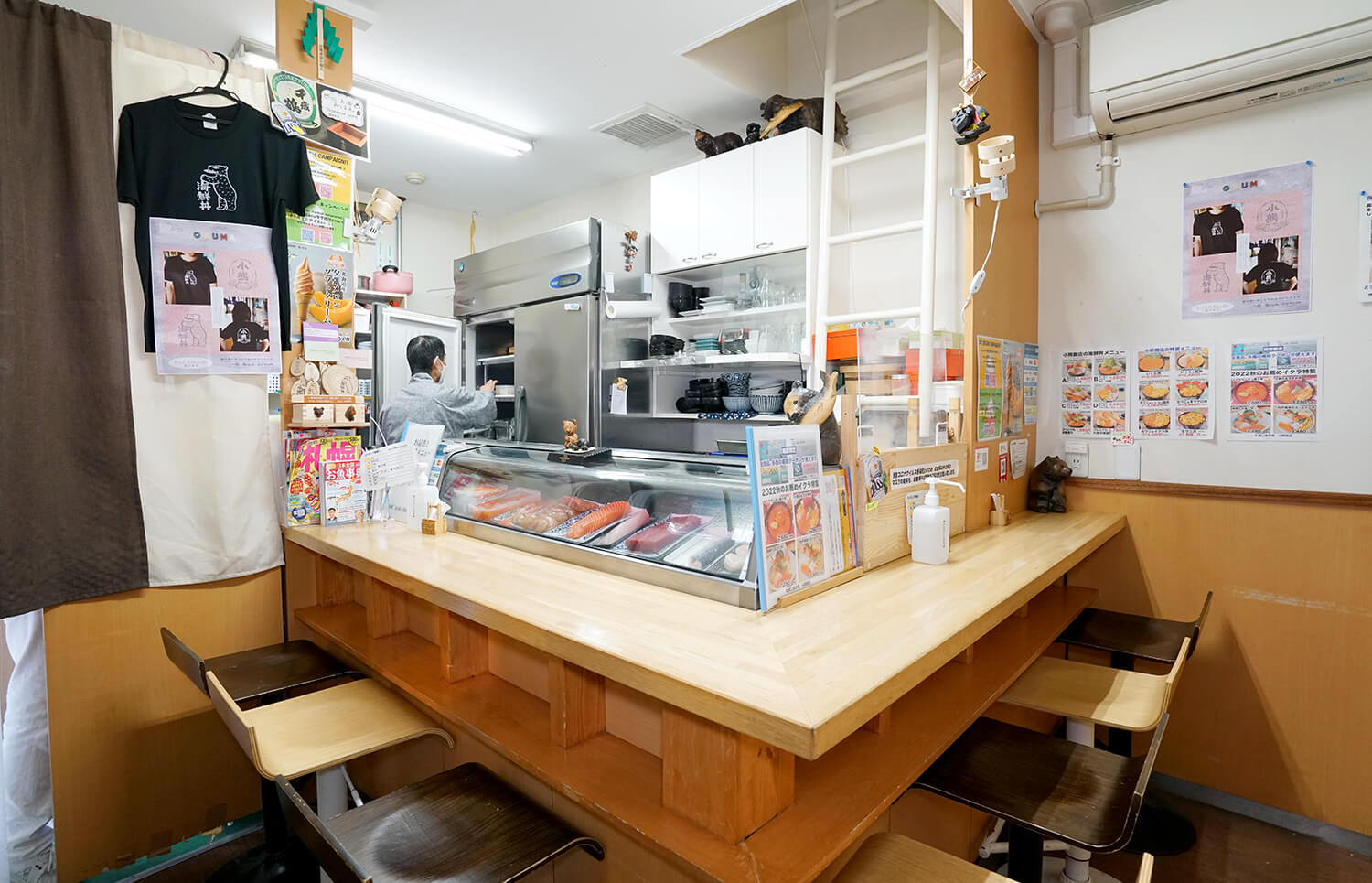 這家店只有吧台，客人之間的距離很重要。 入口前還有桌子座位