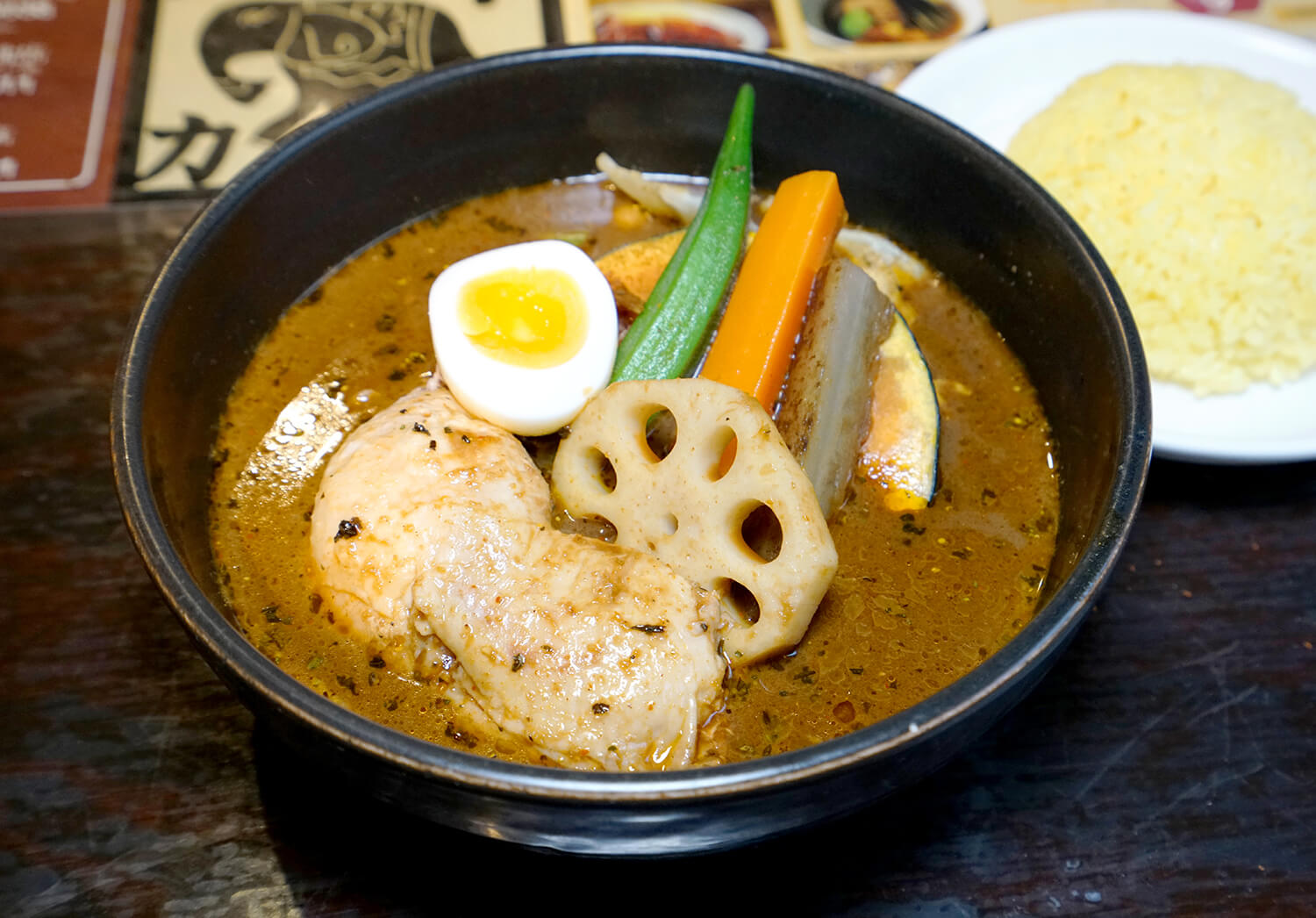 湯頭的濃郁和雞肉的鮮美令人難以抗拒，「雞湯咖哩（黑湯）」（JPY1100）