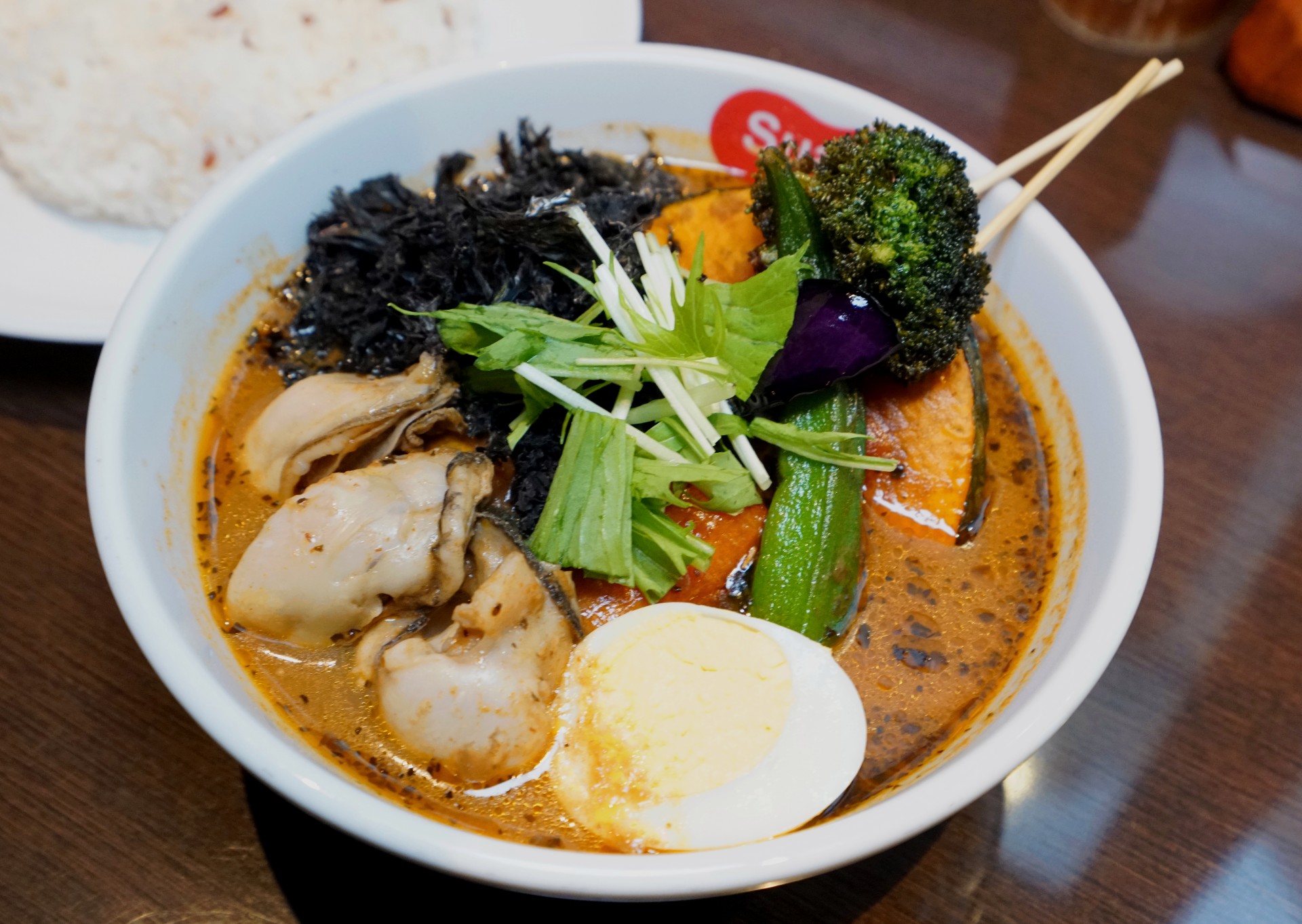 將蔬菜串起來，帶有牡蠣和岩海苔的風味，最好的組合是「牡蠣和岩海苔湯咖哩」（JPY1380）