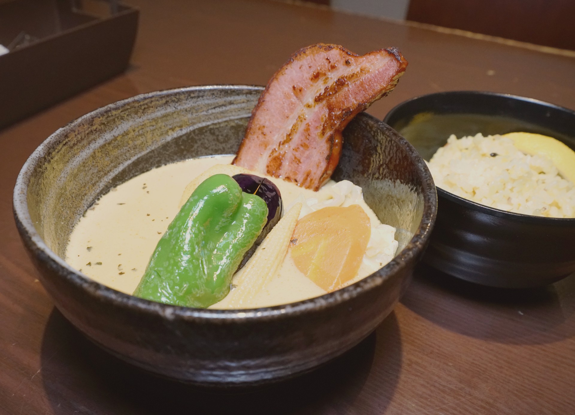 培根的多汁風味和濃郁的湯汁在「培根牛排咖哩」（JPY1350）中令人難以抗拒