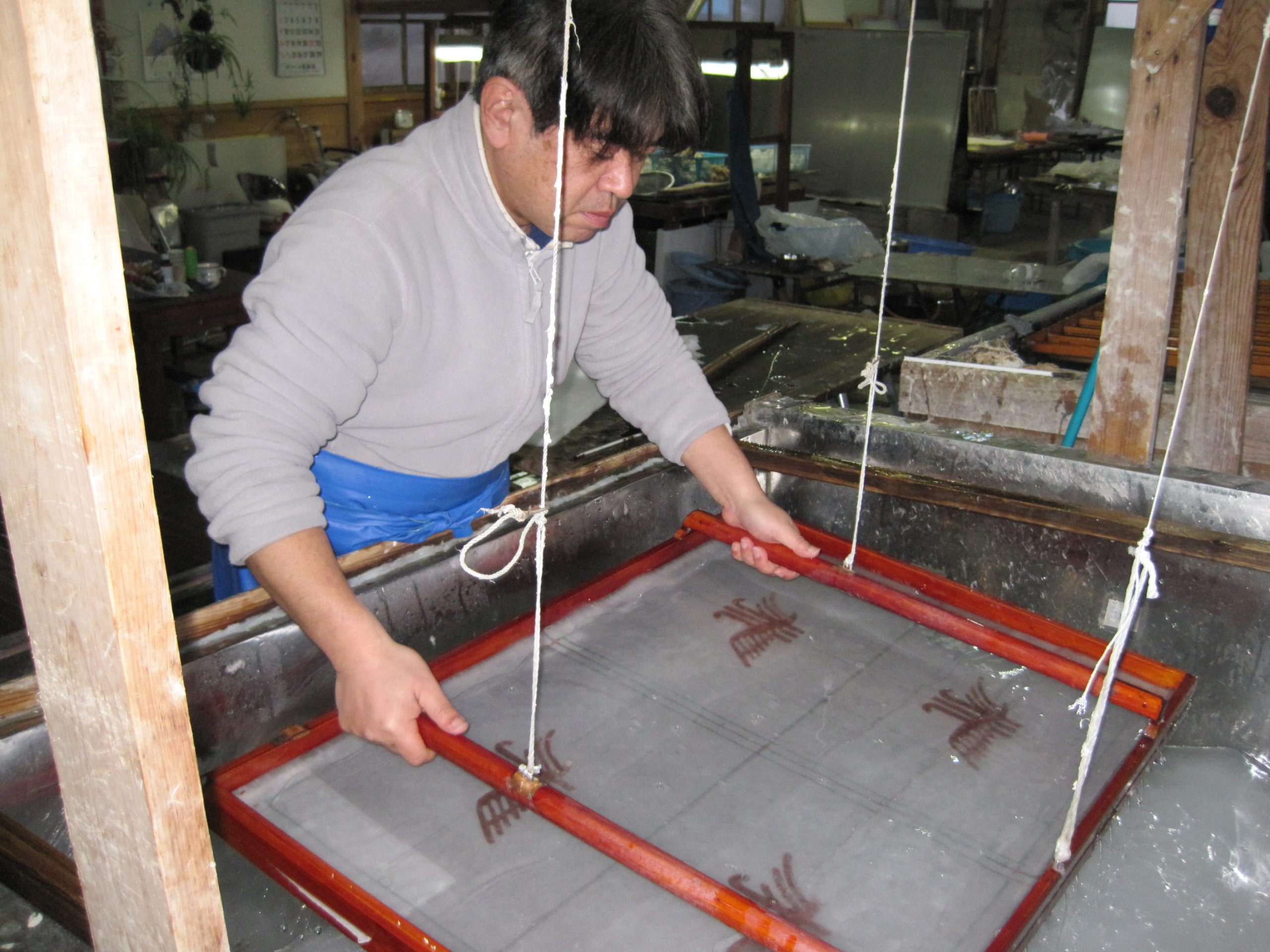  The many processes involved in making washi include steaming kozo (paper mulberry bark), removing the outer skin, removing the scum, agitating, papermaking, and pressing.