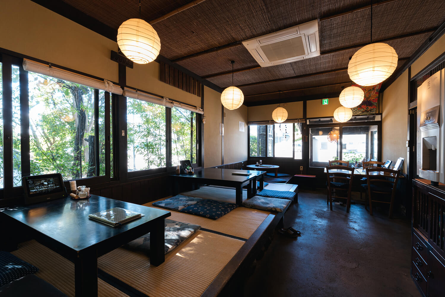 陽光明媚的日子裡，陽光透過樹林照射進來，是一個舒適放鬆的地方