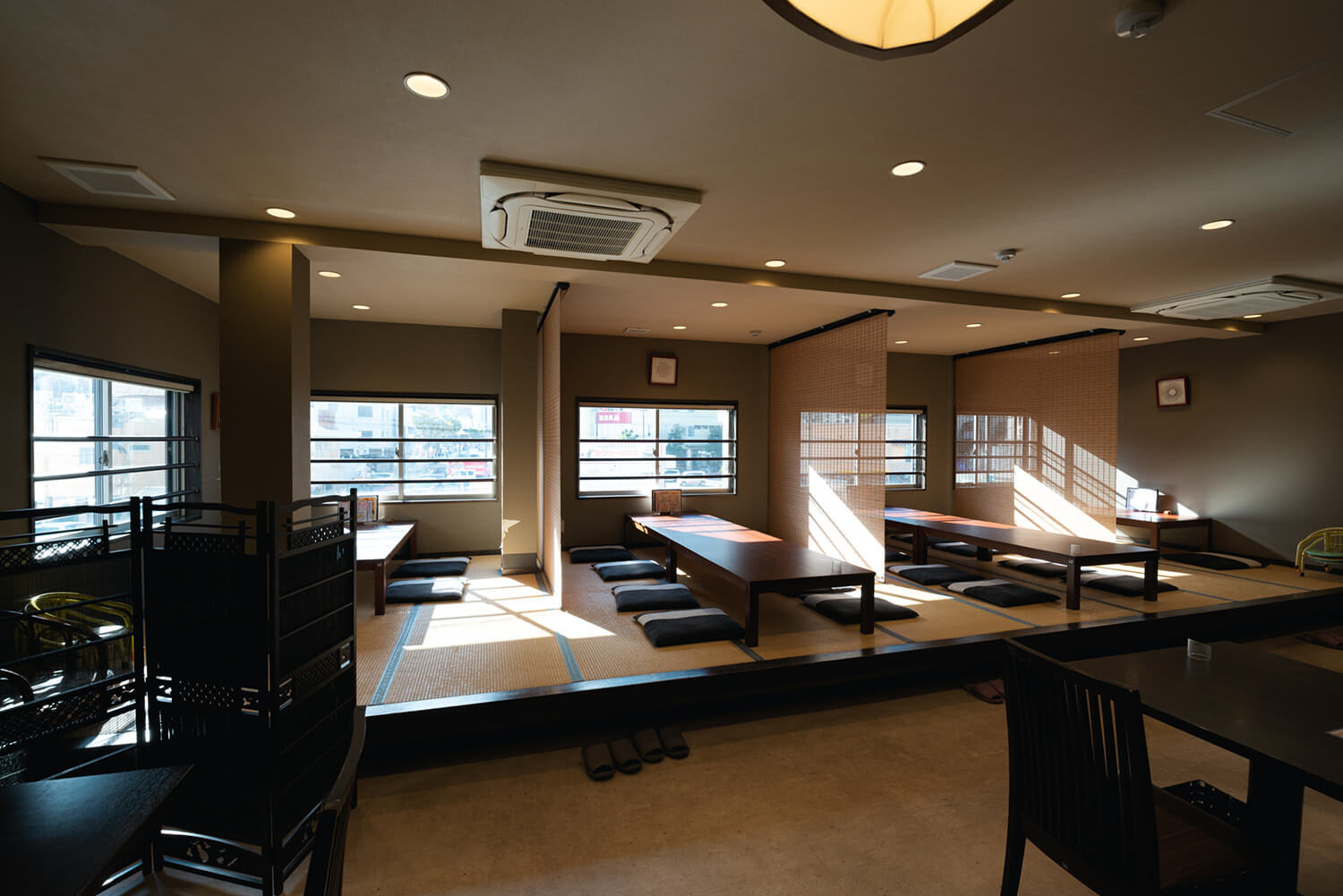 二樓有寬敞的榻榻米座位