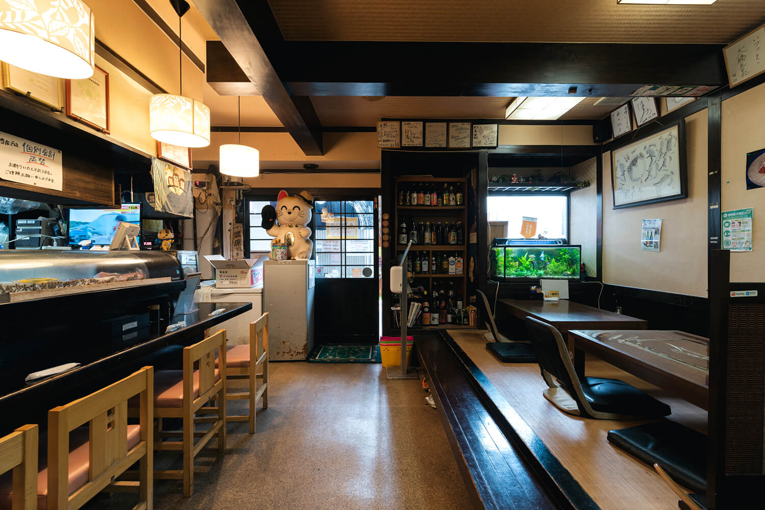 午餐時間店裡非常熱鬧。 輕鬆的榻榻米座位很受家庭歡迎。