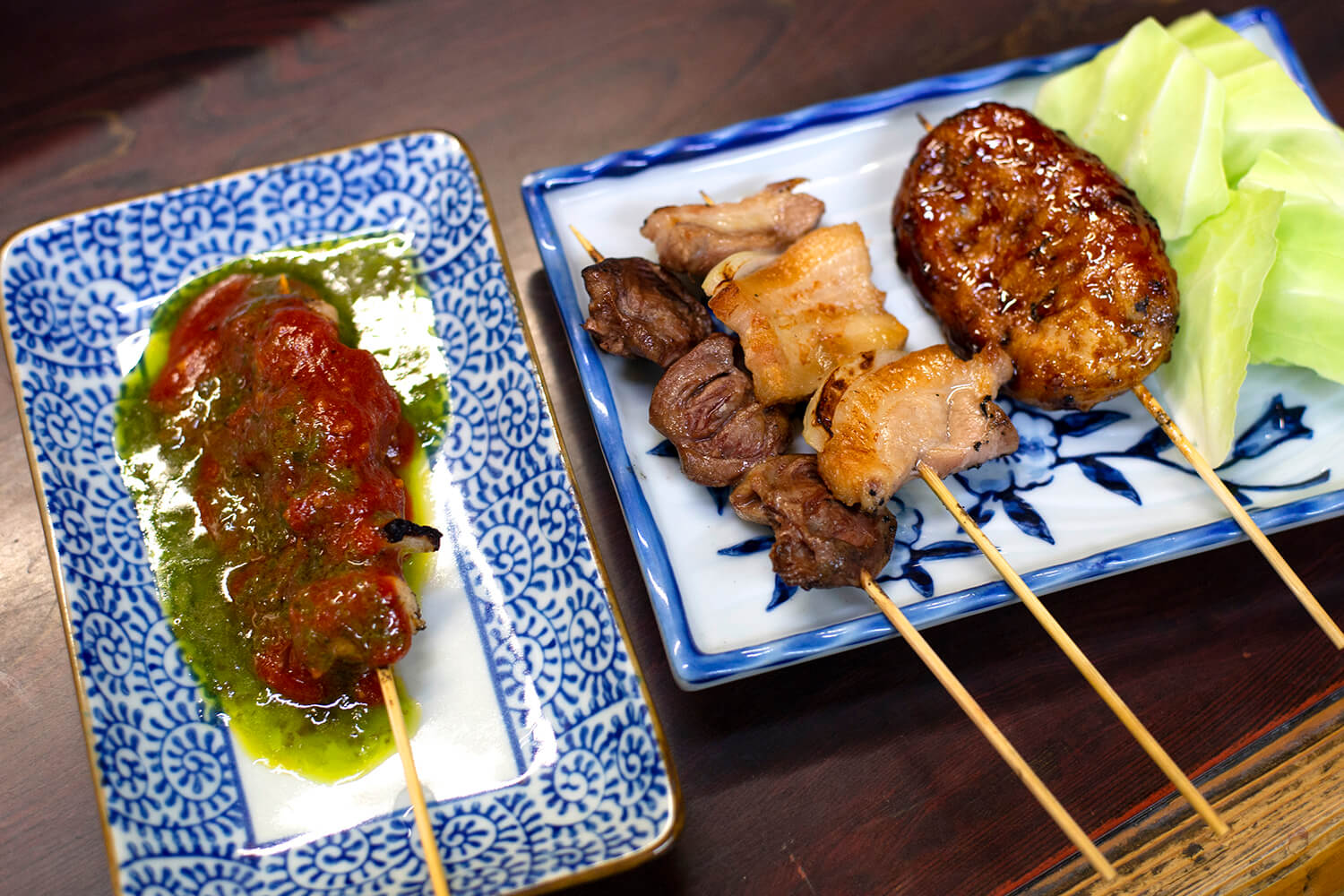 從左到右，招牌的「苫木串」（1 JPY180）、「初」（120 JP）、「豬五花肉」（150 JP）和「肉丸」（160 JPY）