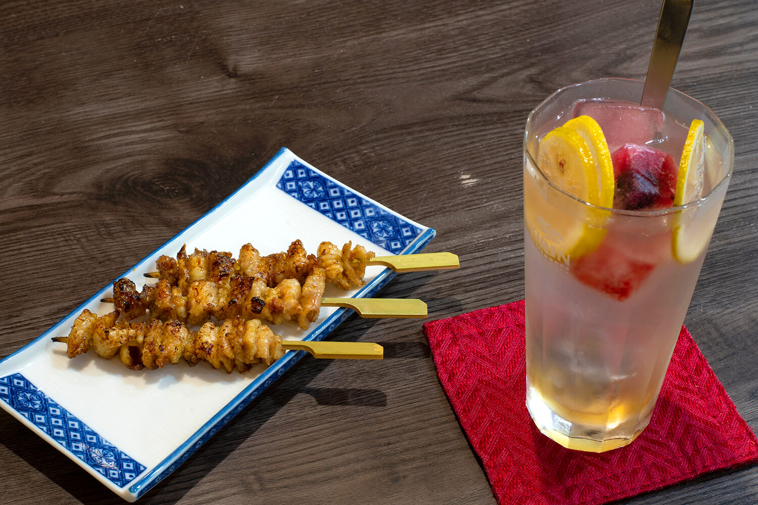 Choshu Kuro Kashiwa 的「Kawa Tanaka Family Special Sauce Grill」（每瓶 230 日元）和 Chuhai 的“自製蜂蜜檸檬”（630 日元）