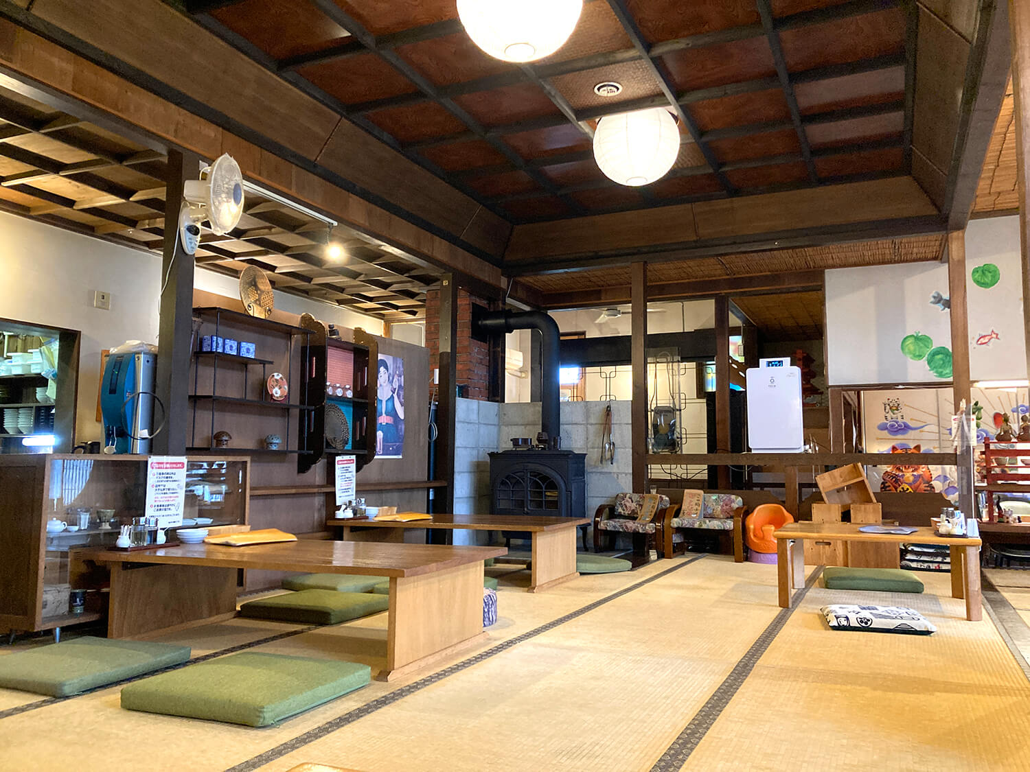  In addition to a small tatami room where you can stretch out your legs and relax, there is also table seating in the back of the restaurant.